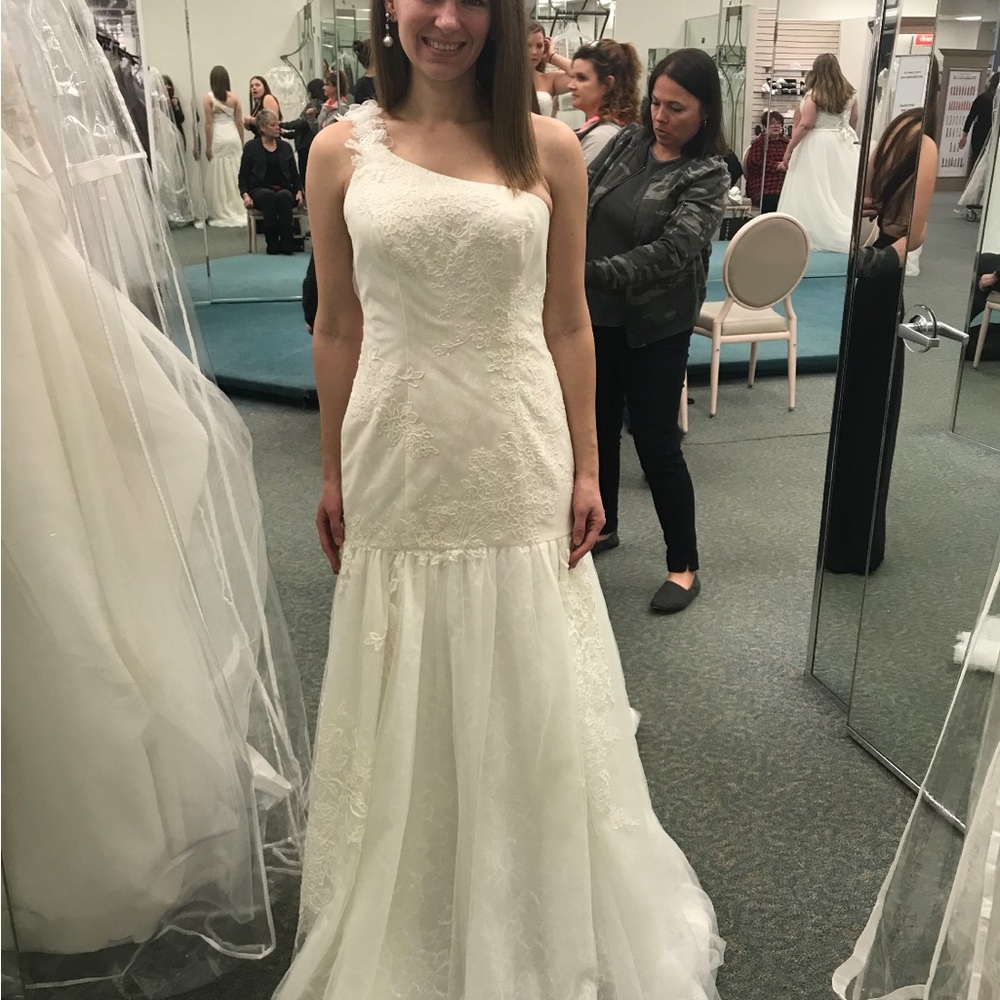 Elegant One-Shoulder Vera Wang White Wedding Dress